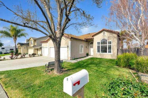 1498 Farragot Dr, Hollister, CA 95023-6704