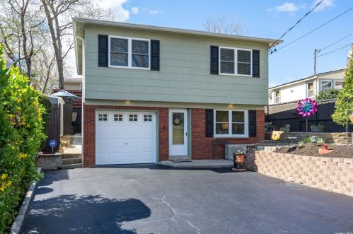 24 Huntington Rd, Scotts Beach, NY 11789-1638