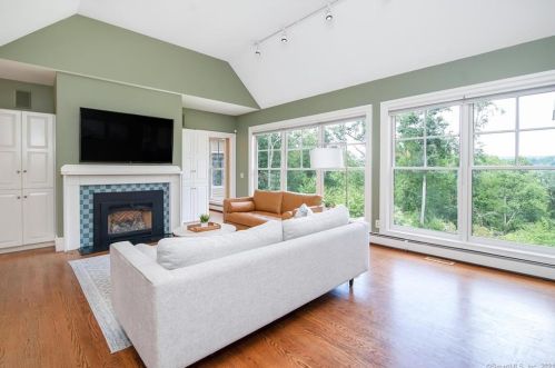 98 Ryefield Rd, Middletown CT  06457-5700 exterior
