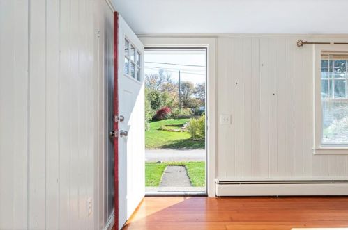 10 Wayne St, South Kingstown RI  02882-3814 exterior