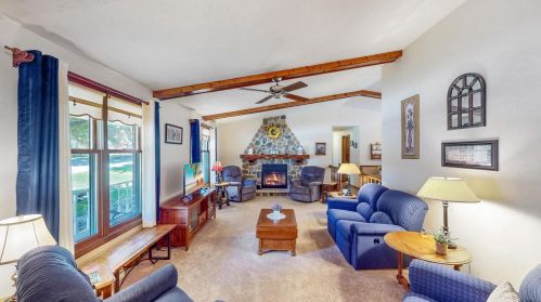 1258 Sandhill Dr, Green Bay, WI 54313-1412