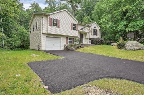 61 Clinton Rd, Tuxedo Park, NY 10987-3102