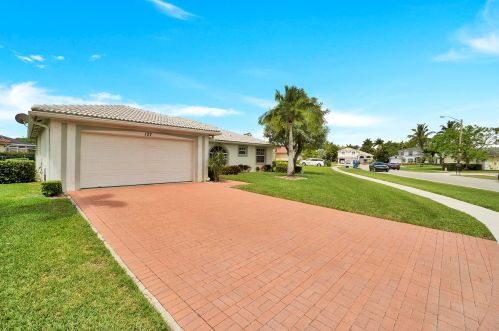 127 Cocoplum Cir, West Palm Beach, FL 33411-4735