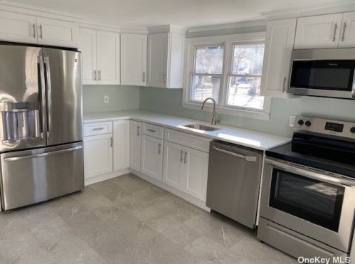 88 Wading River Rd, Center Moriches, NY 11934-1916
