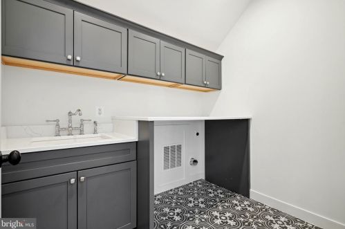 608 Jackson St, Falls Church VA  22046-2828 exterior