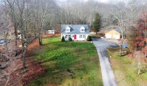 18 Salt Box Cir, Uncasville, CT 06382-2085