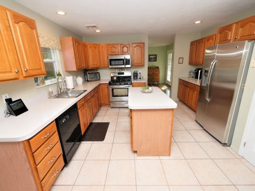 5 Minto Ct, South Setauket NY  11720-2884 exterior