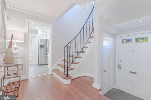 4900 Sedgwick St, Washington, DC 20016-2326