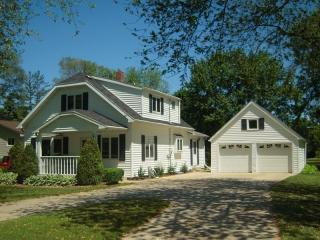 3200 Fiebrantz Dr, Brookfield, WI 53005-3030