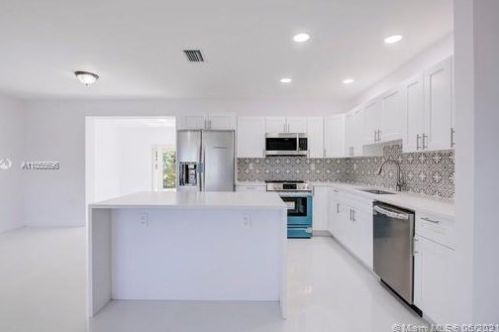 1124 70th Pl, Hialeah FL  33014-5113 exterior