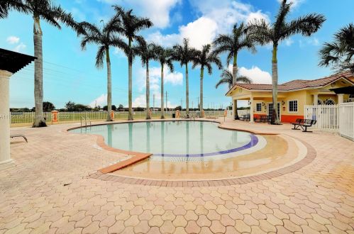 17845 74th Ct, Hialeah FL  33015-8441 exterior