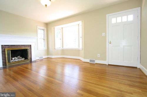 2916 Meadow Ln, Falls Church, VA 22042-2323