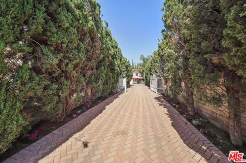 9854 Cedros Ave, Van Nuys, CA 91402-1028