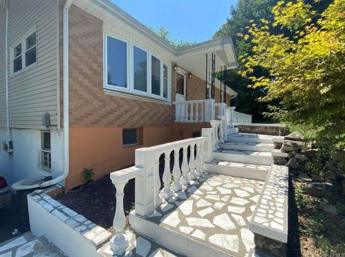 5 Court Ln, Fishkill NY  12524-2432 exterior