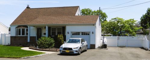 354 Sherbrooke Rd, North Lindenhurst, NY 11757-1731