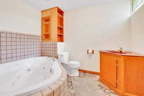 1565 Roscommon Dr, Pataskala OH  43062-7018 exterior