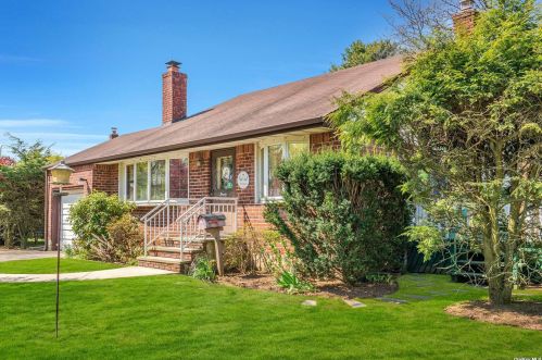 20 Laurie Blvd, Bethpage NY  11714-1412 exterior