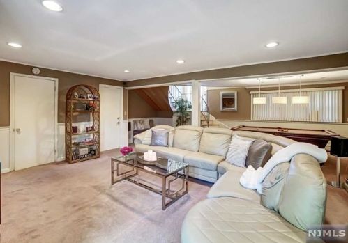 550 Franklin Ave, Franklin Lakes NJ  07417-2512 exterior