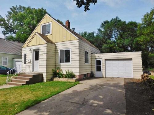 605 11th St, Minot, ND 58703-2747
