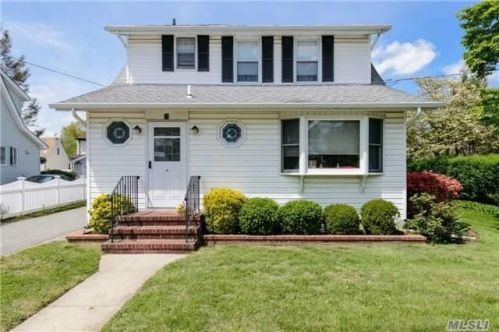 9 Locust St, Westbury NY  11590-1918 exterior