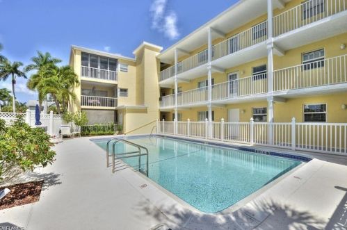 900 8th Ave, Naples FL  34102-0081 exterior