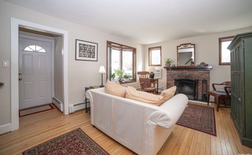 309 Asharoken Blvd, Bayshore, NY 11706-6306