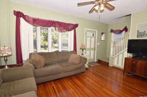 158 Sherman St, Lynbrook, NY 11563-2047
