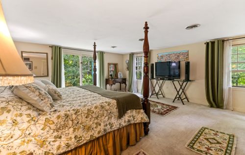 1 Martingale Rd, Amherst NH  03031-2625 exterior