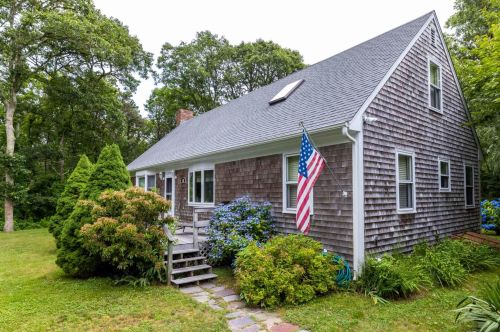 21 21st St, Marthas Vineyard, MA 02539-6912