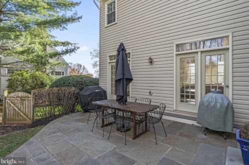 518 Fortress Cir, Leesburg VA  20175-8929 exterior