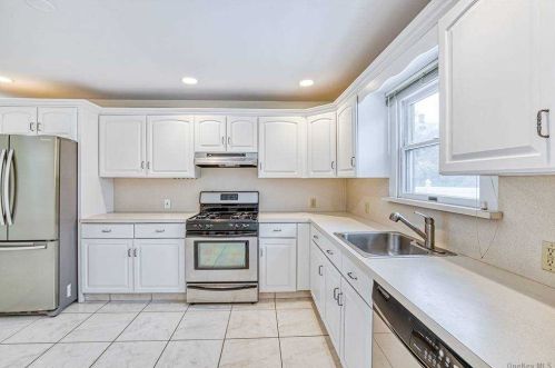 83 Lexington Ave, Westbury, NY 11590-4333