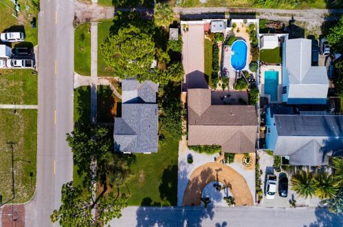 5933 15th Ave, Saint Petersburg FL  33707-3305 exterior