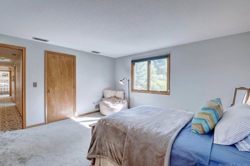 74 Buckingham Dr, Glastonbury CT  06033-2733 exterior