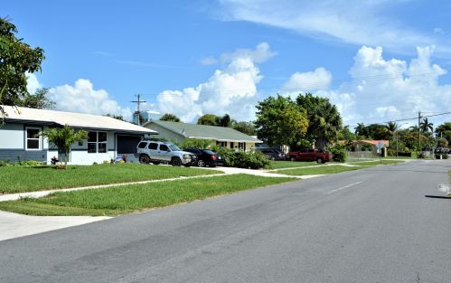 1472 7th St, West Palm Beach, FL 33401-3043