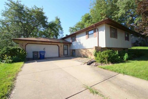 2505 Dale Ct, Panarama Park, IA 52722-2142