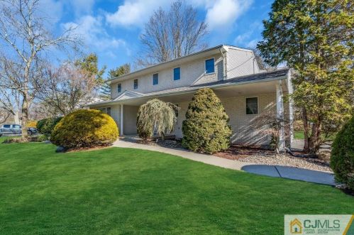 18 Colonial Dr, East Brunswick, NJ 08816-2713
