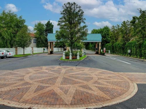 7 Carriage Ln, Hicksville NY 11803-1525 exterior