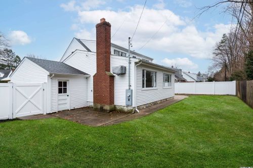 104 Woodoak Dr, Westbury NY  11590-1033 exterior