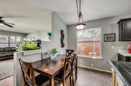 1013 Greenbend Dr, Denton TX  76210-8677 exterior