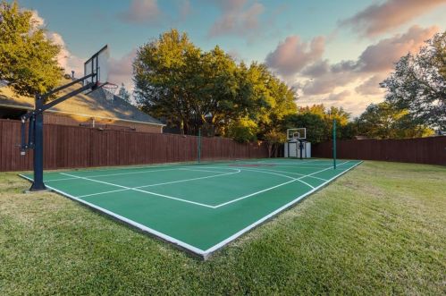 6520 Twin Oaks Dr, Plano TX  75024-6051 exterior