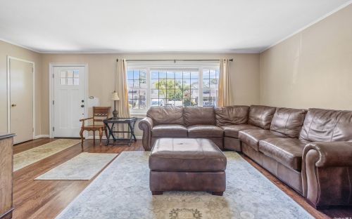3899 Ralph St, Seaford, NY 11783-1742