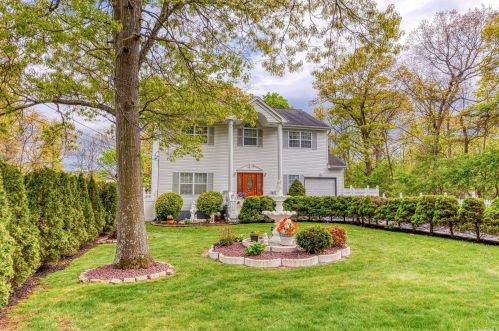 82 Duryea Rd, Huntington Station, NY 11747-3803