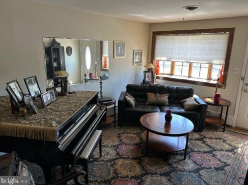 2213 Downing Ln, Wilmington, DE 19804-3645