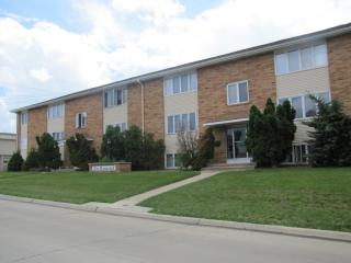 200 Tucker St, Hiawatha, IA 52233-1559
