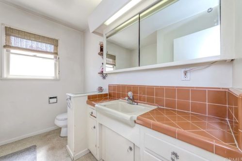 1740 Hickory Ave, Torrance CA 90503-7219 exterior