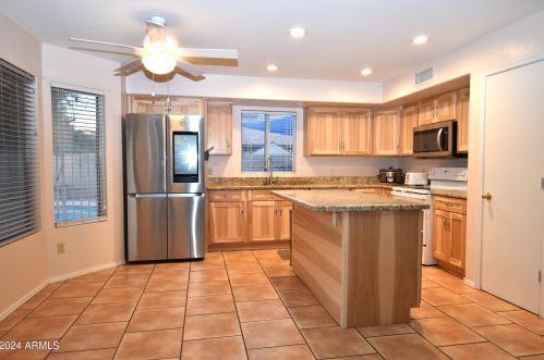 6287 88th Ave, Glendale, AZ 85305-2466