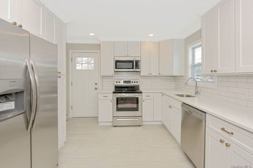 9 Matthew Dr, Amityville, NY 11701-1718