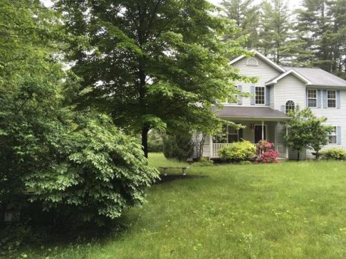17 Heinrick Cir, Glens Falls, NY 12804-1925