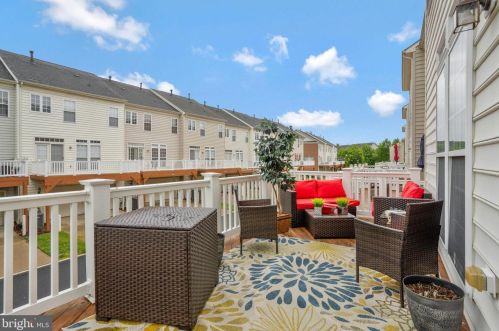 2183 Potomac Club Pkwy, Woodbridge VA  22191-6548 exterior