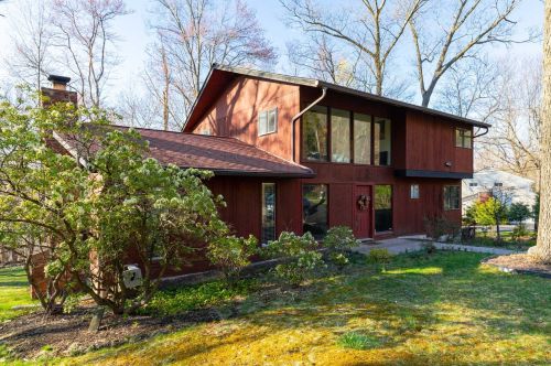 823 Sherry Dr, Valley Cottage, NY 10989-2203